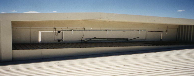 폐쇄된 위치에서 제상 덮개가 있는 지붕의 증발실