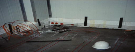 기존 창고 바닥에 전기 히팅 케이블을 사용하여 건설되는 냉동 매장