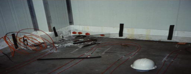 기존 창고 바닥에 전기 히팅 케이블을 사용하여 건설되는 냉동 매장