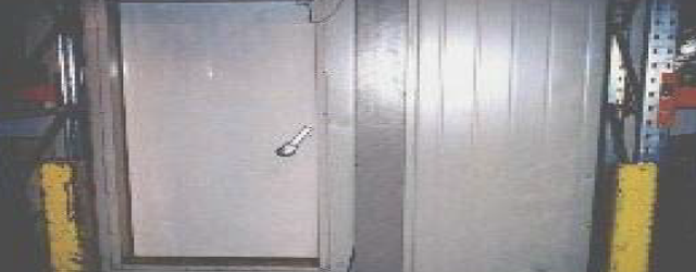 전형적인 냉동창고 문(노란색)은 보호용 기둥 설치