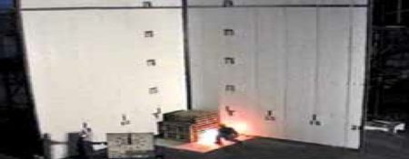 ﻿시험 시작 전 FM 실물크기 화재시험 준비- 화원으로 대형 목재더미(345kg) 사용