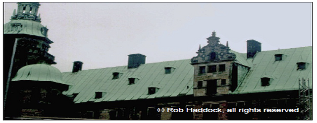 푸르고 녹색의 녹을 보여주는 오래된 구리 지붕