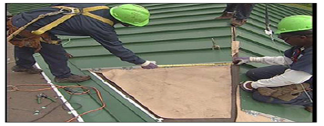 슬립 시트(slip sheet)는 방수 시트와 지붕 강판 사이에 종종 설치됨